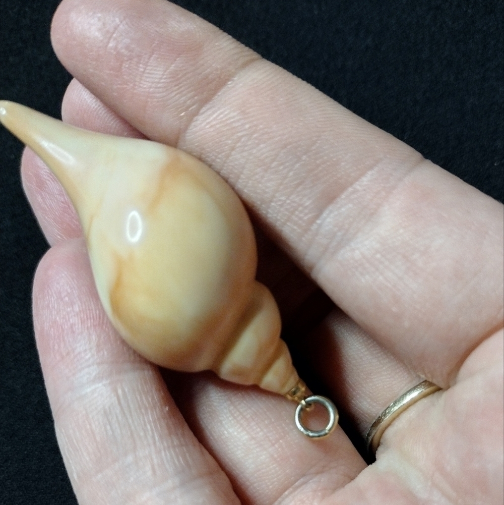 Cream Faux Shell Pendant - Picture 4 of 5